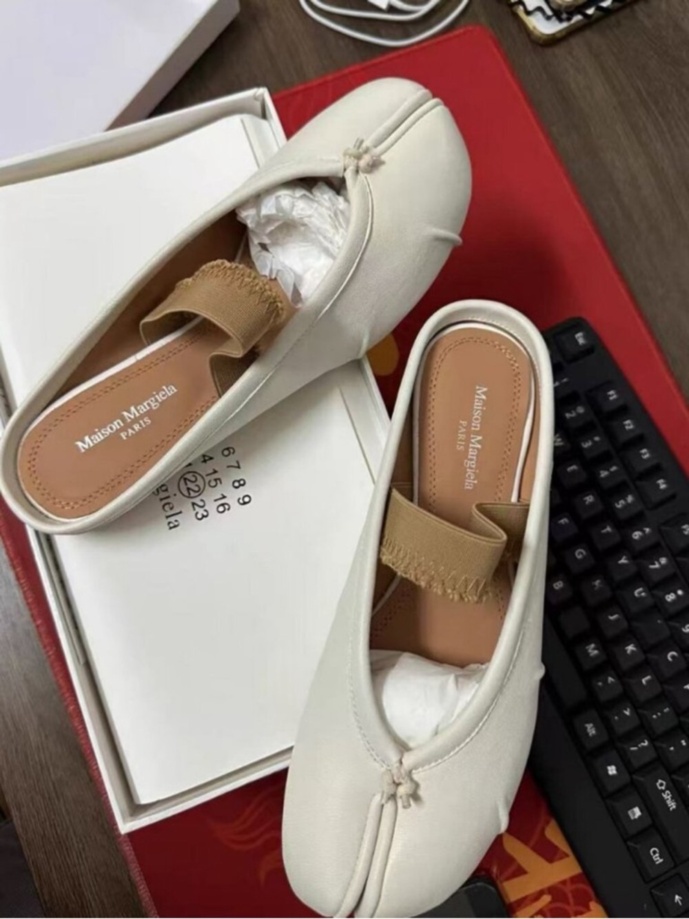Maison Martin Margiela Cream Leather Tabi Slip-On Flats with Tan Strap - Picture 3 of 7